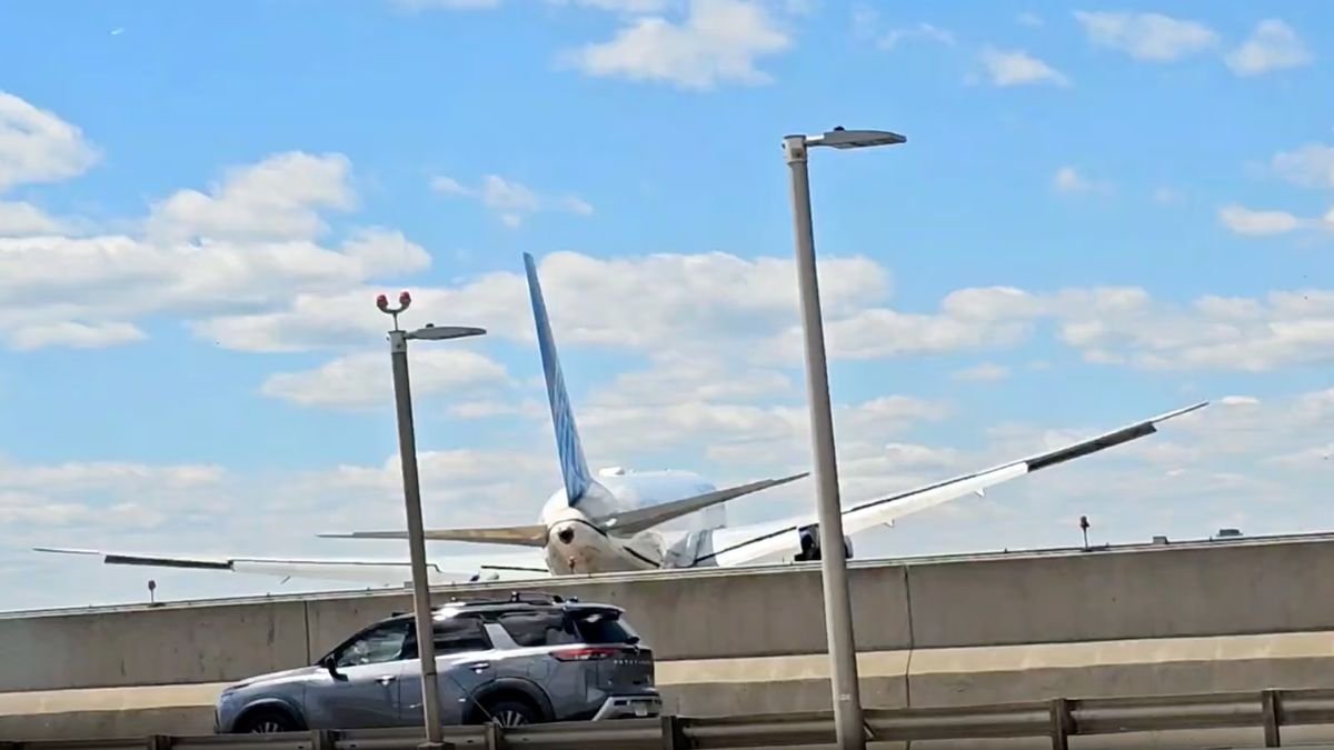 United Airlines Flight Was Just 19 Feet Above Highway When It Hit Pole During Newark Landing, NTSB Says